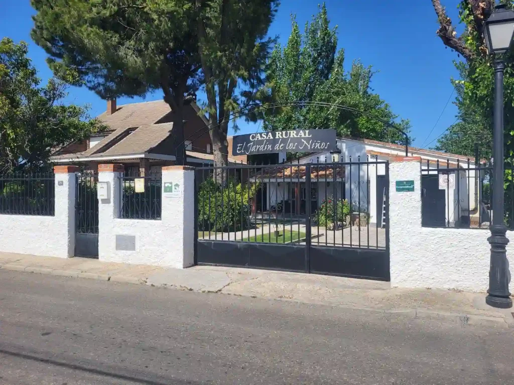 Exterior de casa rural en Toledo rodeada de naturaleza y tranquilidad.